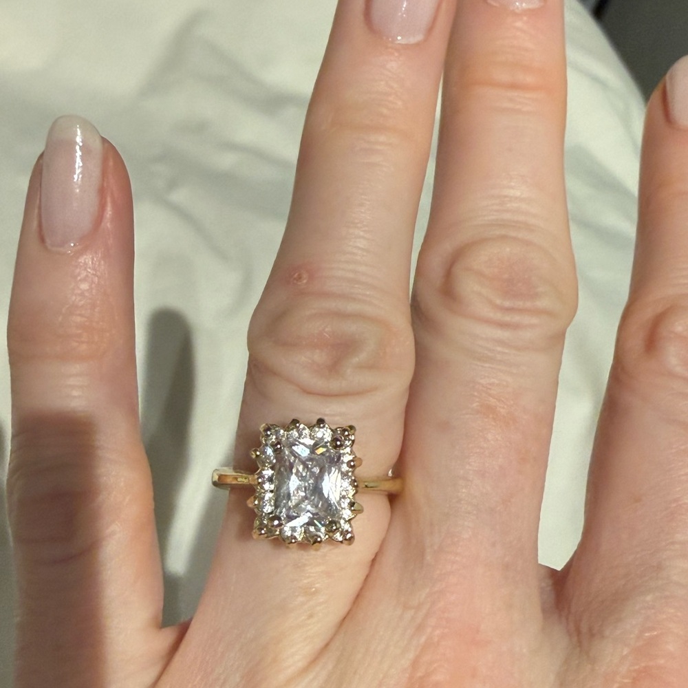 Engagement style ring